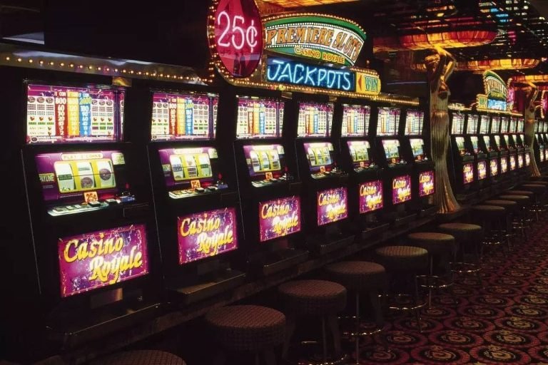 Meja Texas Poker topwin303 dengan dealer profesional dan tampilan kartu hole yang jelas